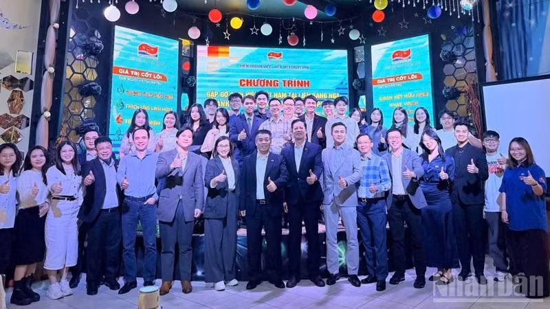 Vietnamese delegates and students in the Russian Federation pose for a commemorative photo with representatives of the Viet Nam–Russia Joint Venture Vietsovpetro.