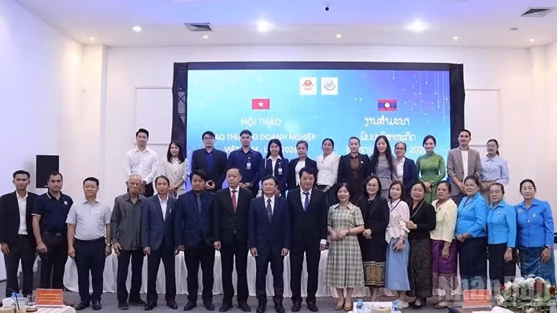 Delegates pose for a commemorative photo at the conference. (Photo: DUY TOAN)