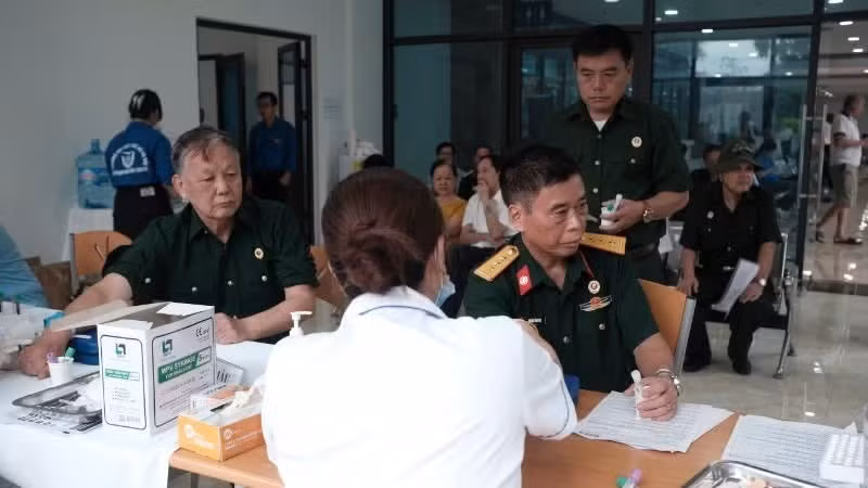 The procedure for taking blood samples for comprehensive health checks for war invalids and sick soldiers.