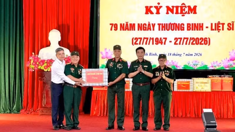 General Phan Van Giang presented gifts to representatives of the Nho Quan War Invalids Rehabilitation Centre leadership and representatives of the Council of War Invalids and Martyrs.