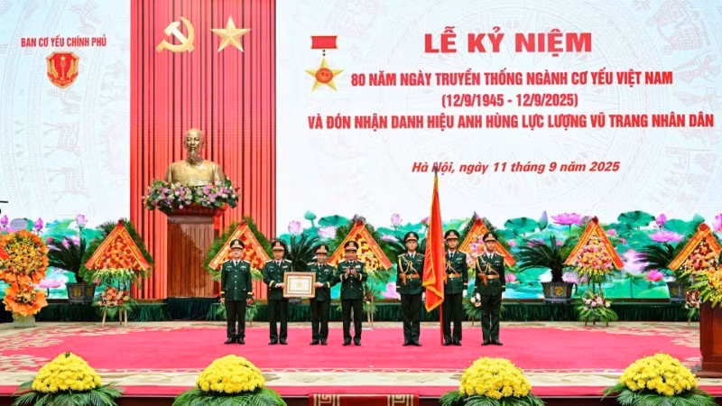 General Phan Van Giang, Politburo Member, Deputy Secretary of the Central Military Commission, and Minister of National Defence, presents the title of Hero of the People’s Armed Forces to the Government Cipher Committee.