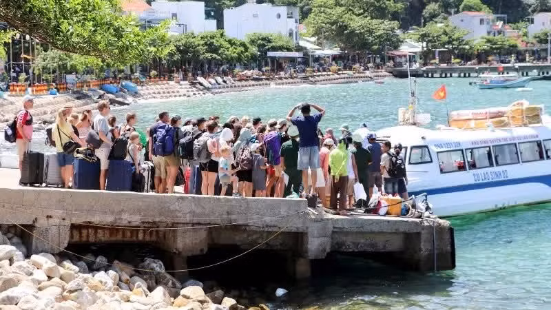 The peak tourism season on Cu Lao Cham Island, Tan Hiep Commune, consistently attracts large numbers of international visitors.