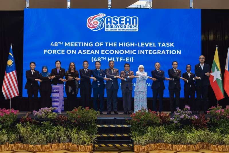 Delegates pose for a group photo at the event (Photo: moit.gov.vn)
