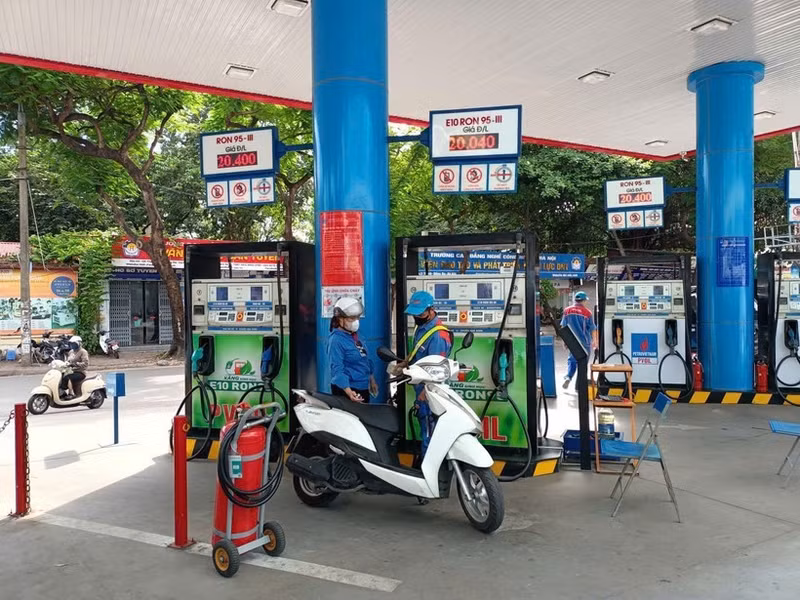 PVOIL is continuing to upgrade, convert and expand E10 fuel retail outlets, and is ready to implement the E10 fuel roadmap. (Photo published by VNA)