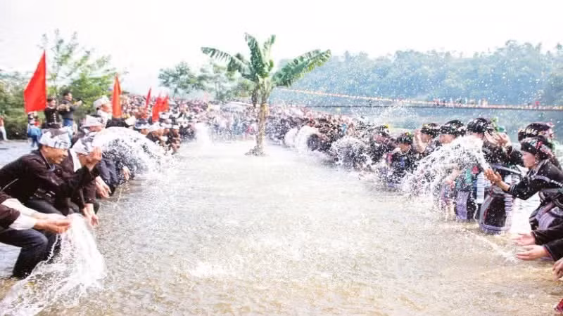 Water splashing competition during the Bun Voc Nam Festival of the Lu ethnic group in Ban Bo commune (Lai Chau).
