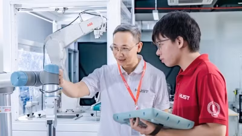 Scientific research at the laboratory of the School of Mechanical Engineering, Ha Noi University of Science and Technology.