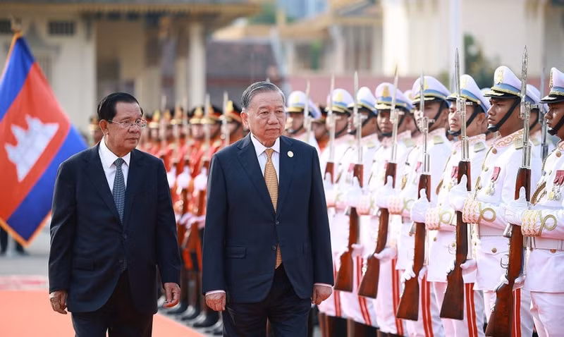 Party General Secretary To Lam (right) and Samdech Techo Hun Sen review the guard of honour mounted by the Royal Cambodian Armed Forces (Photo: VNA)