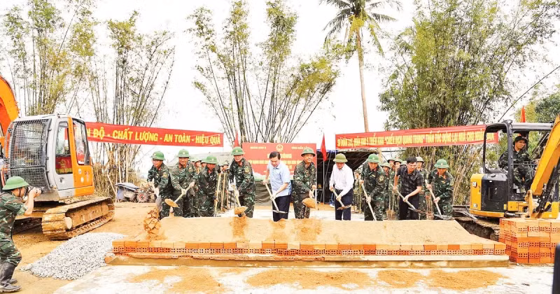 Military Region 5 and Dak Lak Province start building houses for the people of Hoa Thinh Commune during the swift “Quang Trung Campaign”. (Photo by LE TAY)