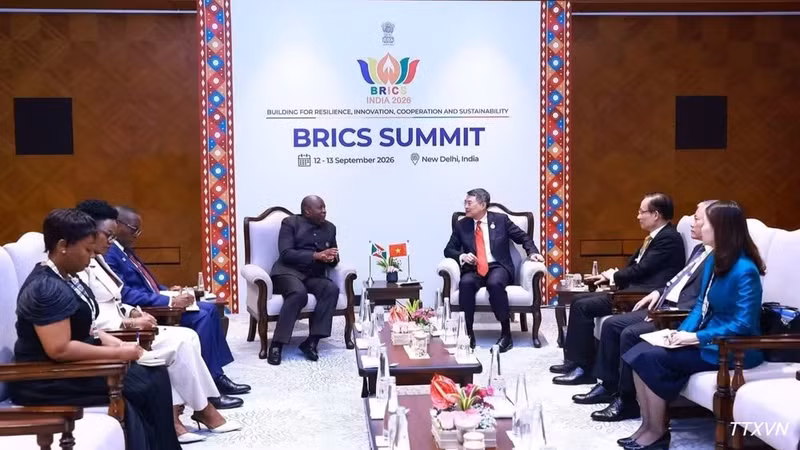 Prime Minister Le Minh Hung (right) meets with Burundi President Évariste Ndayishimiye in New Delhi on September 13 (Photo: VNA)