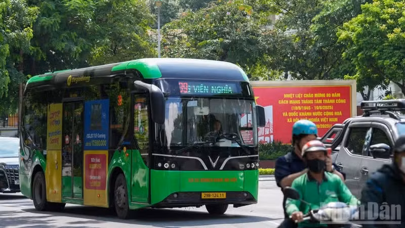 According to a resolution passed at the 4th Session of the Han Noi People’s Council, Ha Noi will waive bus fares (excluding buses serving tourism businesses) for trips within Ring Road 1, effective from July 1, 2026 to June 30, 2027.
