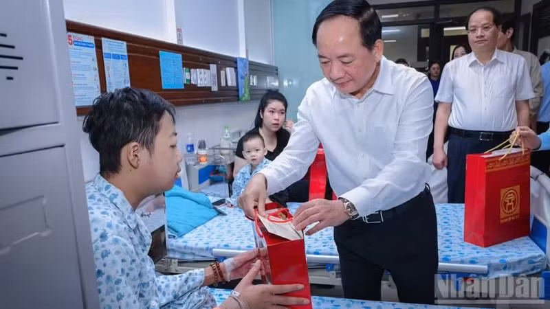 Trinh Van Quyet, Head of the Party Central Committee’s Commission for Publicity, visits, encourages, and presents gifts to paediatric patients undergoing treatment at Ha Noi Children’s Hospital. (Photo: Bao Long)