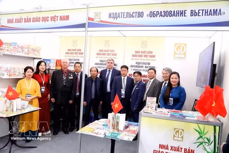 A view of the stall run by the Viet Nam Education Publishing House at the 21st St. Petersburg International Book Fair in Russia, held from May 21 to 24, 2026. (Photo: VNA)