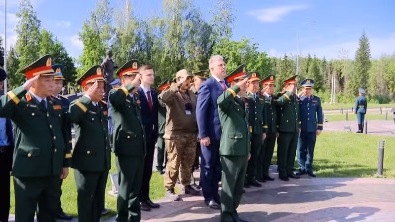 General Phan Van Giang and the Vietnamese delegation lay wreaths at the Monument to Vietnamese International Volunteers.