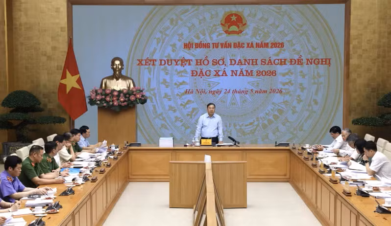 Standing Deputy Prime Minister Pham Gia Tuc speaks at the meeting of the 2026 Amnesty Advisory Council. (Photo: VNA)