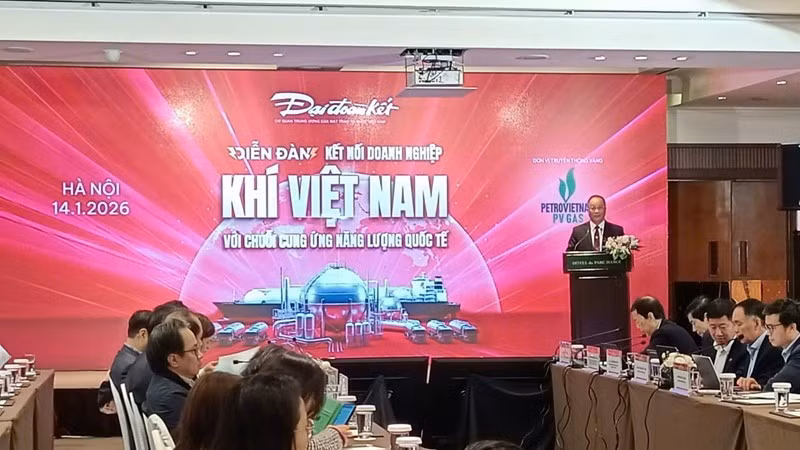 Deputy Editor-in-Chief of Dai Doan Ket (Great Unity) Newspaper, Nguyen Dang Khang, delivers the opening remarks at the forum.