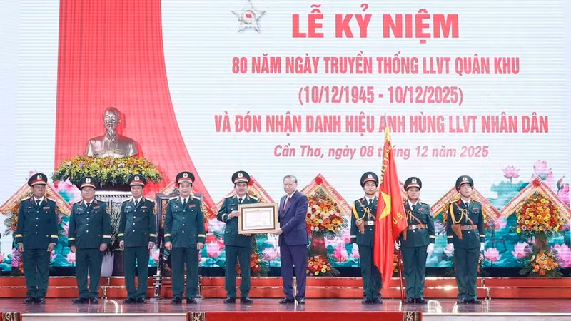 Party General Secretary To Lam (fourth, right) presents the “Hero of the People’s Armed Forces” title to the Military Region 9 armed forces in recognition of its significant contributions to the revolutionary cause of the Party, State, and people. (Photo: VNA)