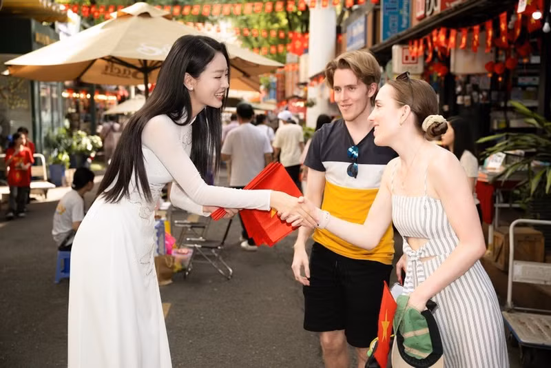 Foreign visitors are touched to receive meaningful gifts from their Vietnamese friends (Photo: VietnamPlus)
