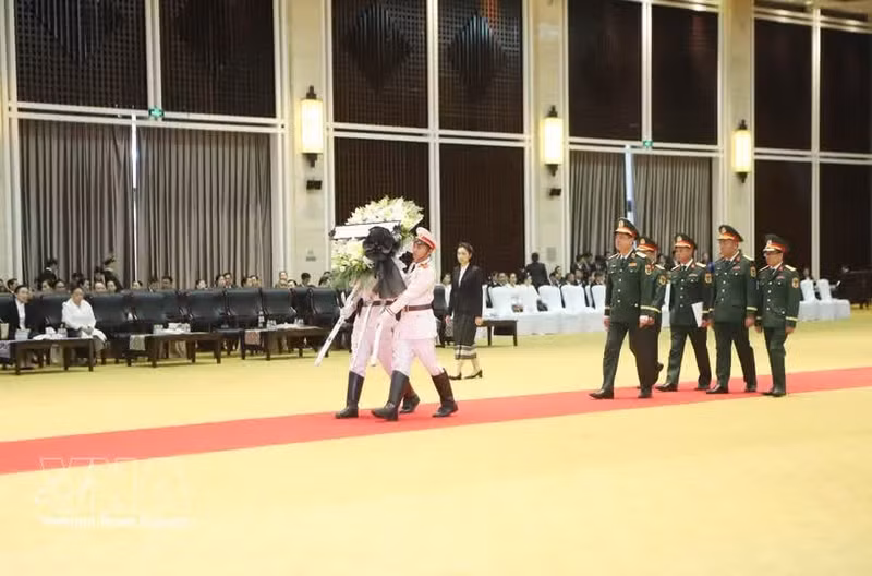 A delegation from the Vietnamese Ministry of National Defence, led by Senior Lieutenant General Nguyen Truong Thang, member of the Party Central Committee and Deputy Minister of National Defence, pays tribute to Lao National Assembly Chairman Xaysomphone Phomvihane in Vientiane on August 9. (Photo: VNA)
