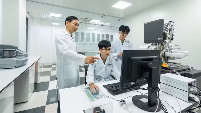 Lecturers and students at Phenikaa University conduct laboratory work. (Photo: Phuoc An)