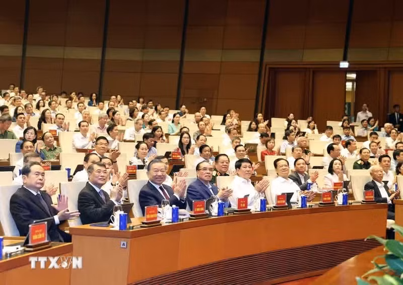 Party General Secretary and President To Lam, incumbent and former leaders, along with officials at the conference (Photo: VNA)