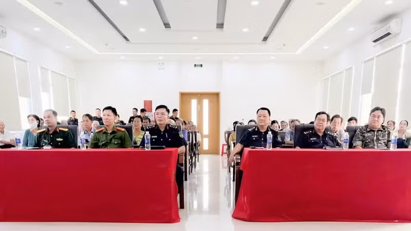 Participants attending an anti-drug awareness session in An Giang. (Photo: Customs Department)