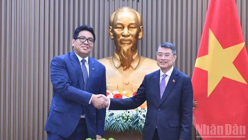 Prime Minister Le Minh Hung (R) receives Tengku Muhammad Taufik, President and Group CEO of Malaysia’s national oil and gas enterprise PETRONAS, in Ha Noi on October 16. (Photo: VNA)