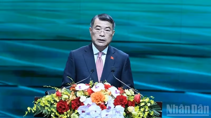 Prime Minister Le Minh Hung speaks at the October 16 ceremony that announces products awarded the Viet Nam National Brand title. (Photo: NDO)