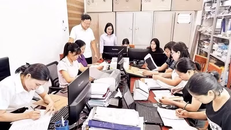 Officials from the Party Building Committee of Hung Viet Commune are focusing resources on digitising Party member records to ensure the project stays on schedule. (Photo: NDO)