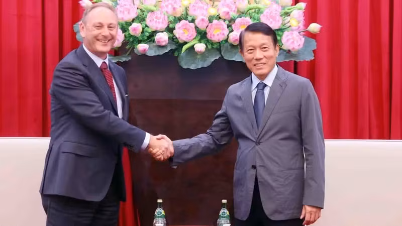General Luong Tam Quang, Politburo Member and Minister of Public Security, receives Andrew Cope, Head of Asia-Pacific (APAC) at Nokia. (Photo: VNA)