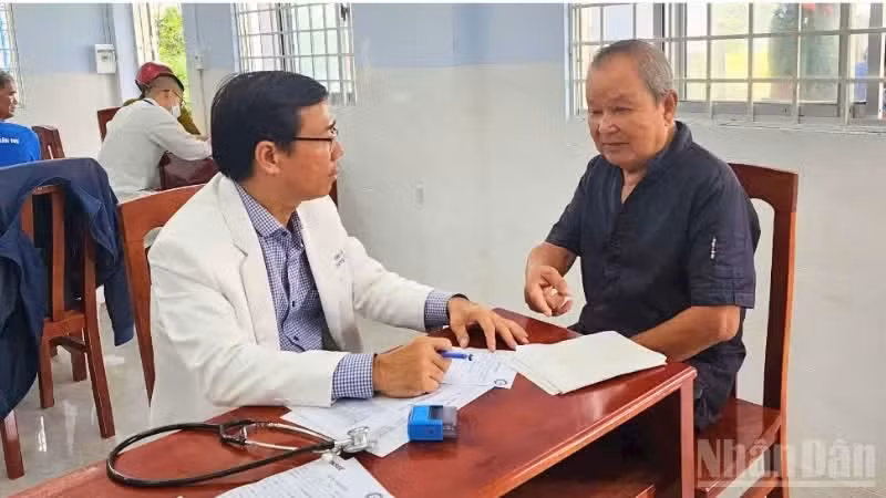 Citizens are encouraged to enrol in health insurance early to ensure they are protected when the need for medical care arises. (Photo: VAN UT)