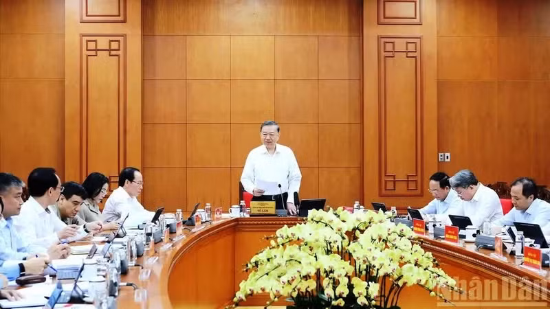 General Secretary and President To Lam presides over a meeting with relevant agencies to evaluate the results of the first year of implementing the Politburo’s Resolution No. 71-NQ/TW, which focuses on breakthroughs in the development of education and training. (Photo: DANG KHOA)