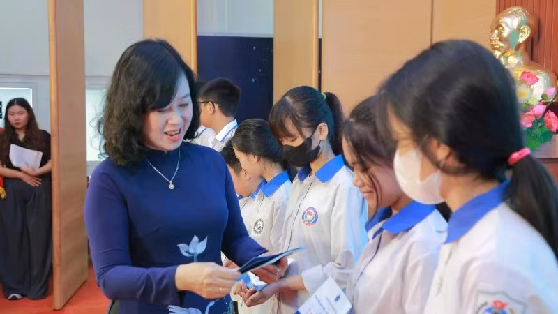 Minister of Health Dao Hong Lan presents gifts to children.