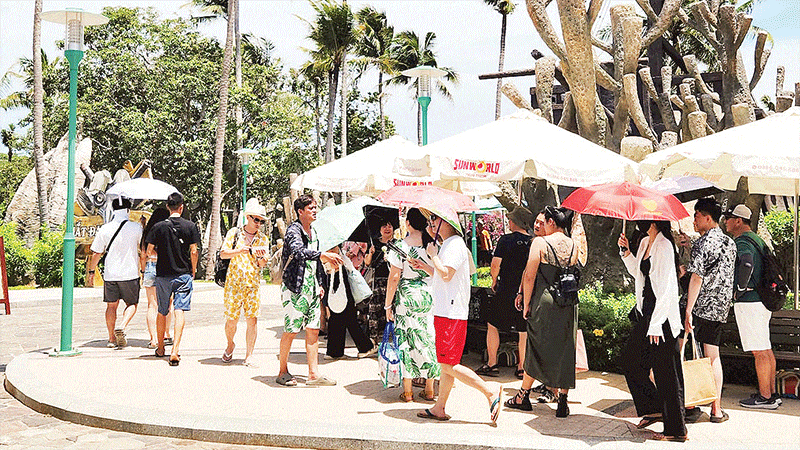 International visitors to Hon Thom Island. (Photo: NDO)