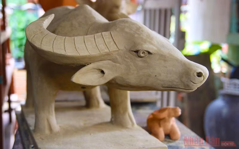 Thanh Ha villagers make clay buffalos in hope for thriving new year ảnh 2