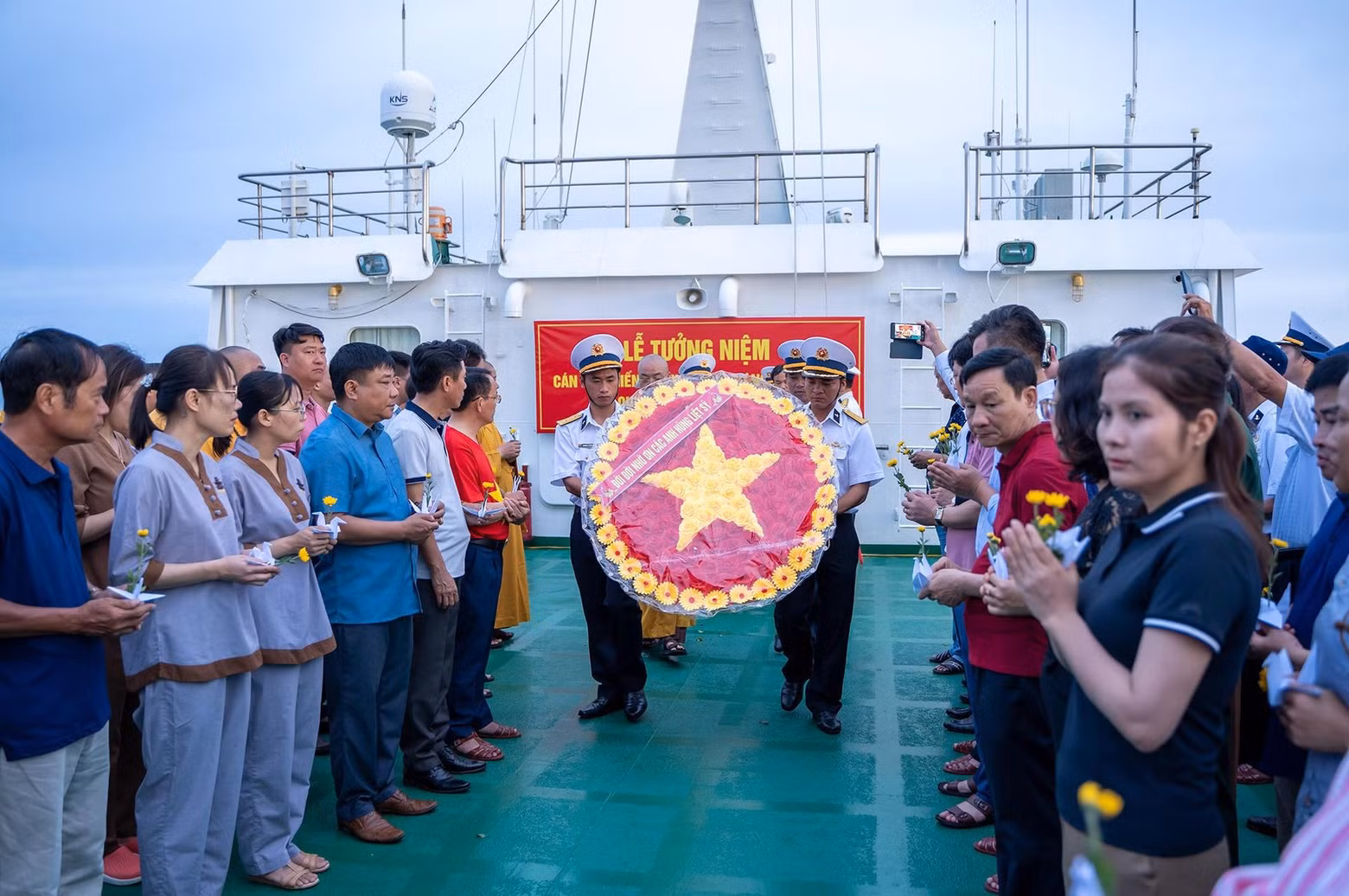 Service held to commemorate heroes who died to protect sea and island sovereignty ảnh 5