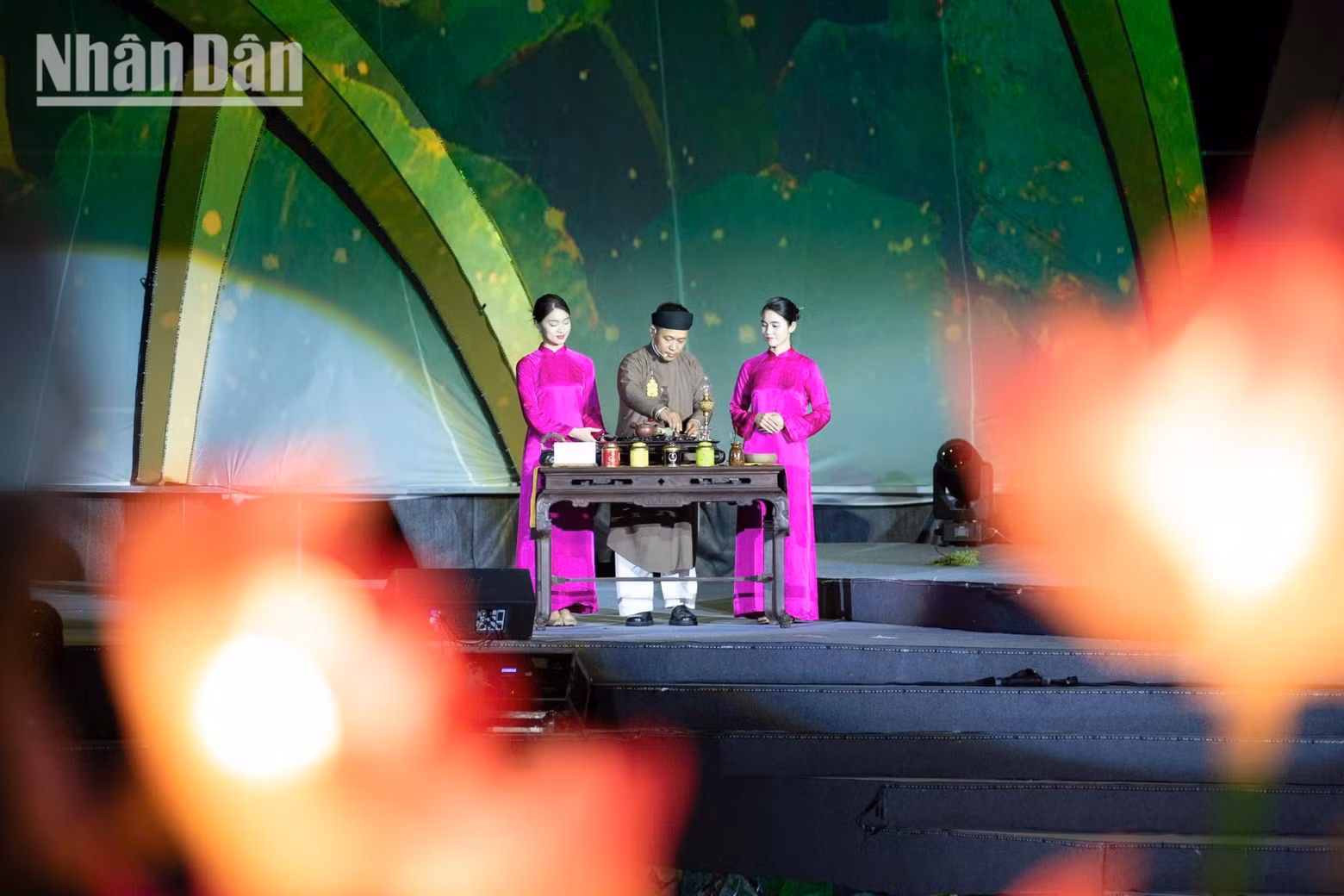 The focal point of the festival is Ly Tu Trong Flower Garden, featuring the exhibition space “Lotus – Essence and Life”. Here, visitors can not only admire rare lotus varieties but also experience both traditional and contemporary art forms, including calligraphy, wood carving and lacquer art.