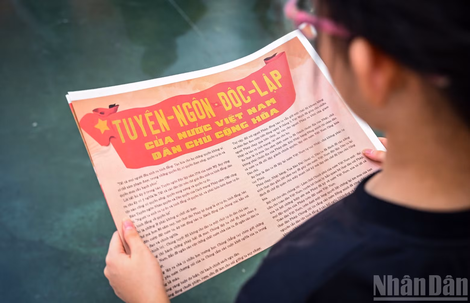 Children attentively studying the special content of the Nhan Dan Newspaper supplement.