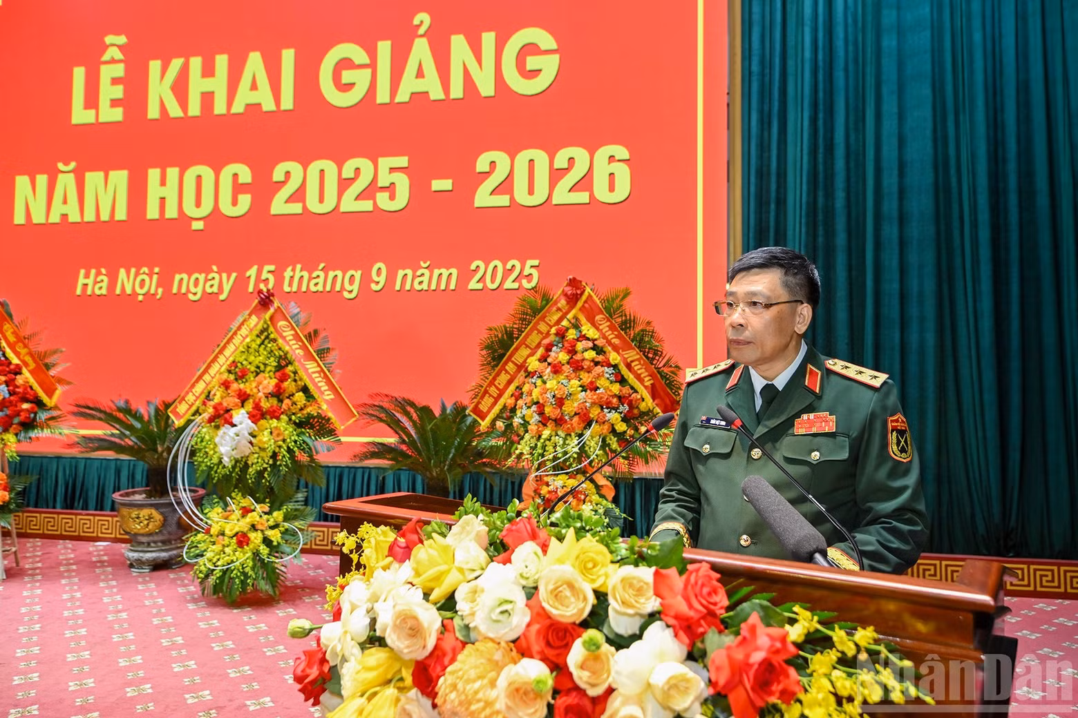 Senior Lieutenant General, Associate Professor, Doctor Tran Viet Khoa, member of the Party Central Committee, Director of the National Defence Academy, delivers a speech at the opening ceremony.