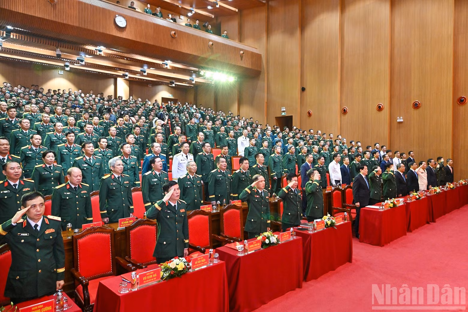State President Luong Cuong together with leaders of the Ministry of National Defence, the National Defence Academy and delegates take part in the flag-saluting ceremony at the opening ceremony.