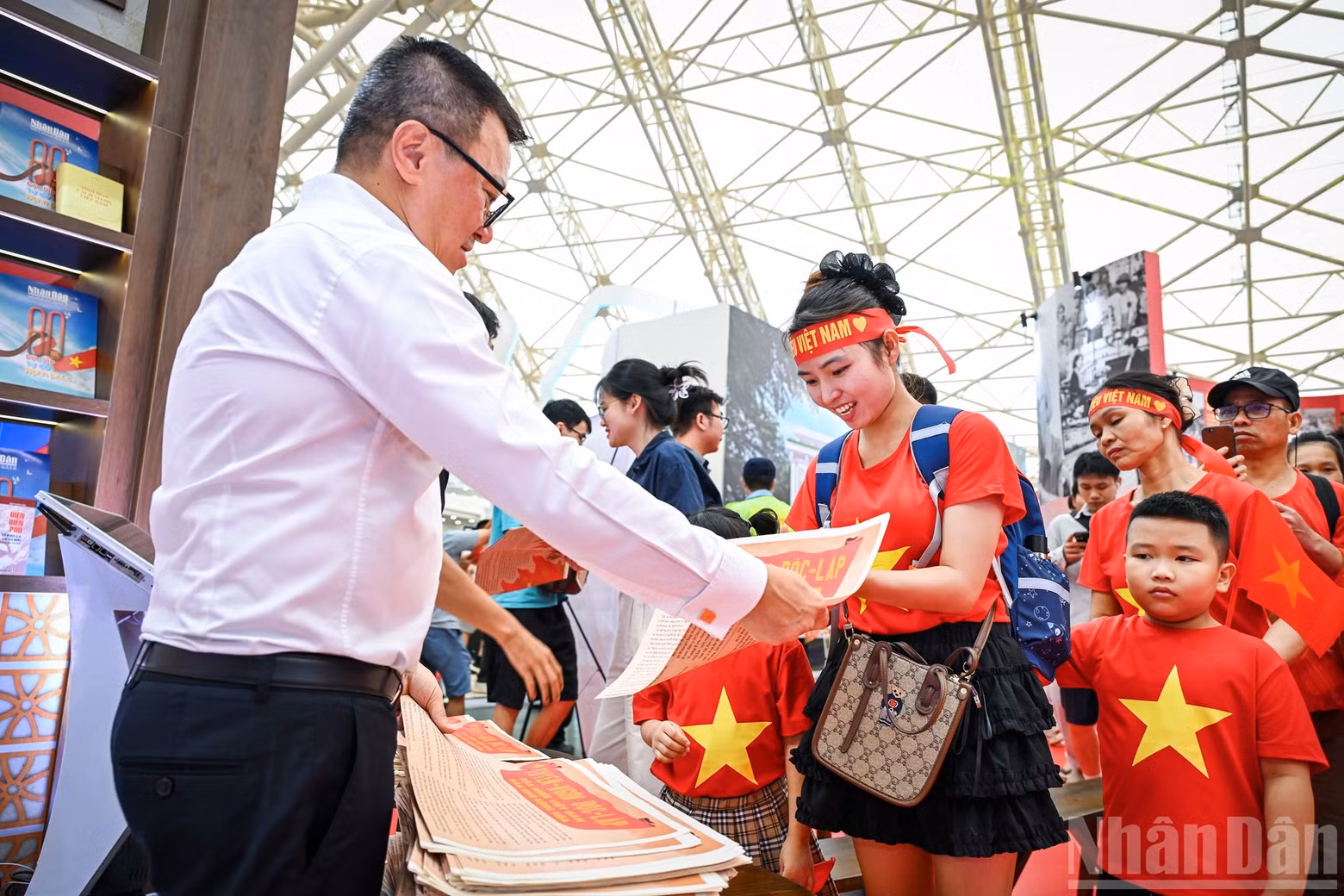 Some families, after attending the parade marking the 80th anniversary of the August Revolution and National Day on September 2, stayed on for an extra day to visit the exhibition and receive the Nhan Dan Newspaper special supplement.