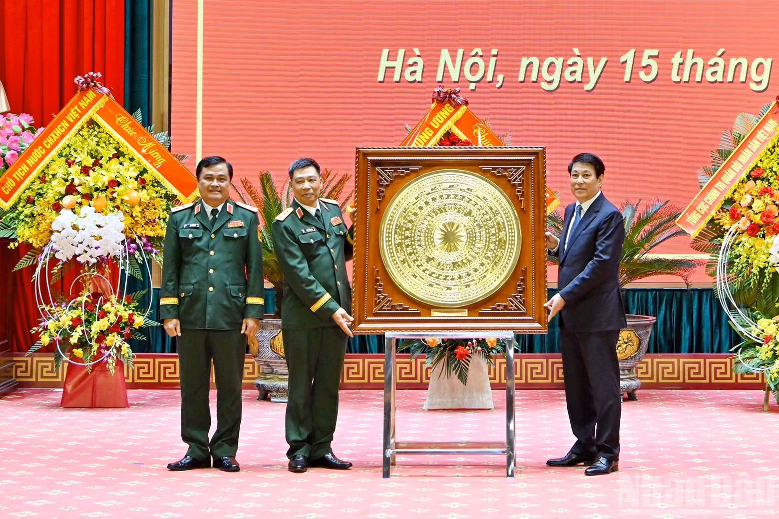 State President Luong Cuong presents a gift to the National Defence Academy at the opening ceremony.