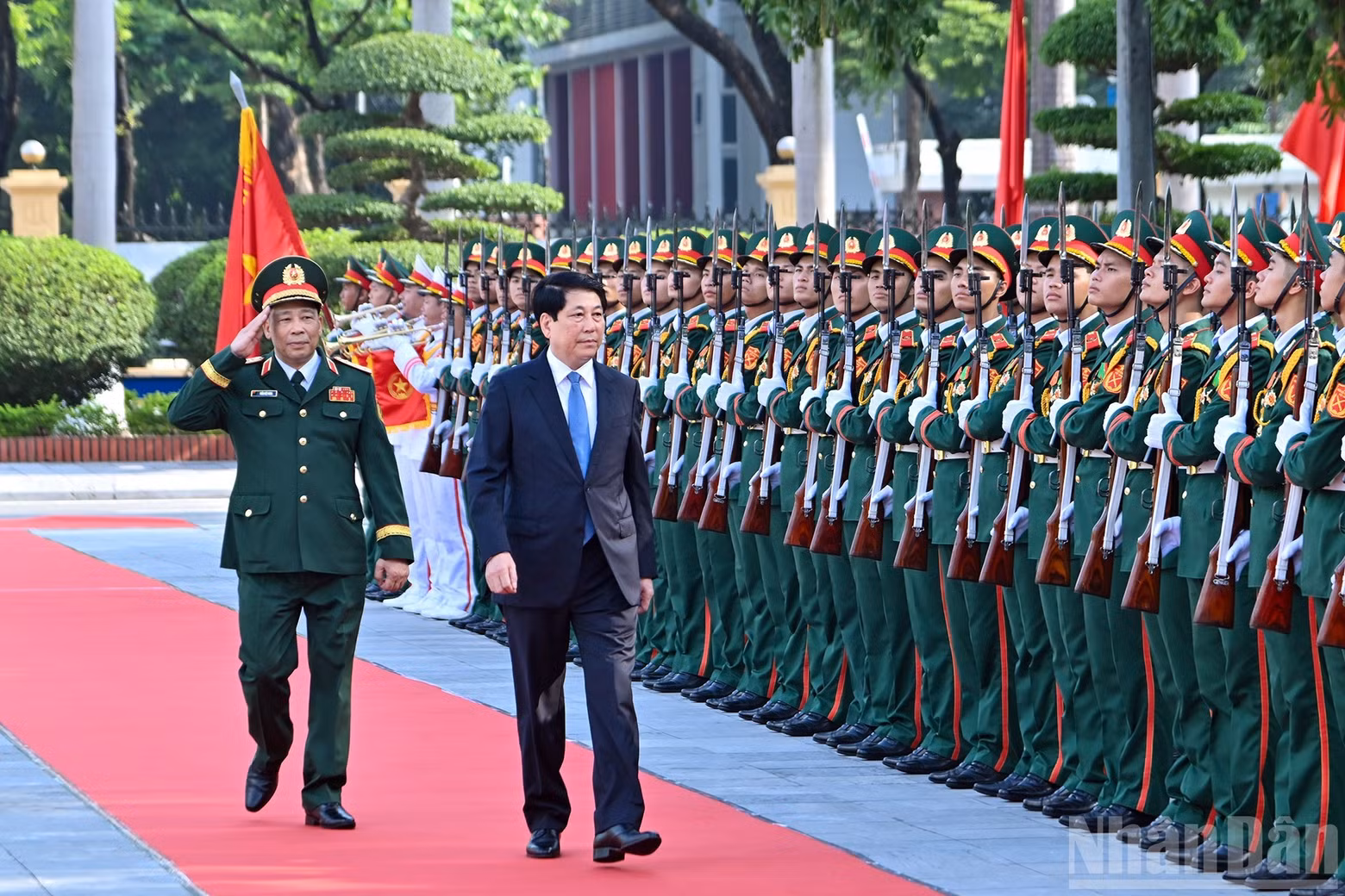 State President Luong Cuong reviews the Honour Guard at the opening ceremony.