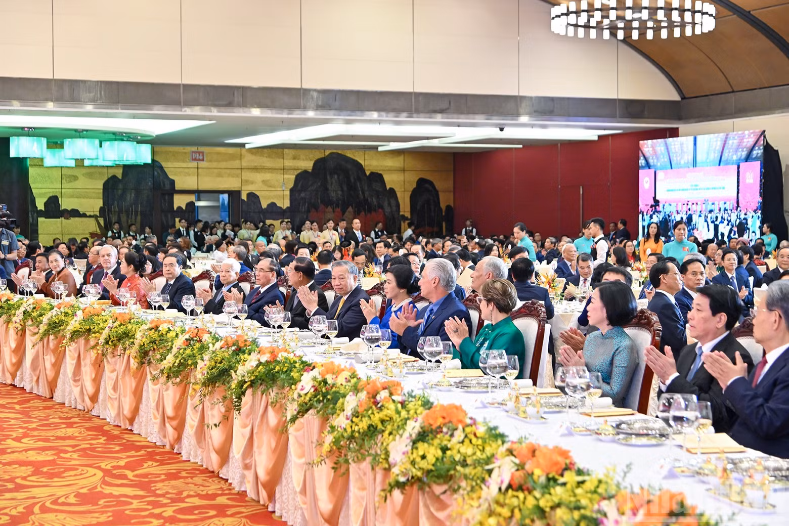 Party and State leaders, former Party and State leaders, and distinguished delegates at the banquet.