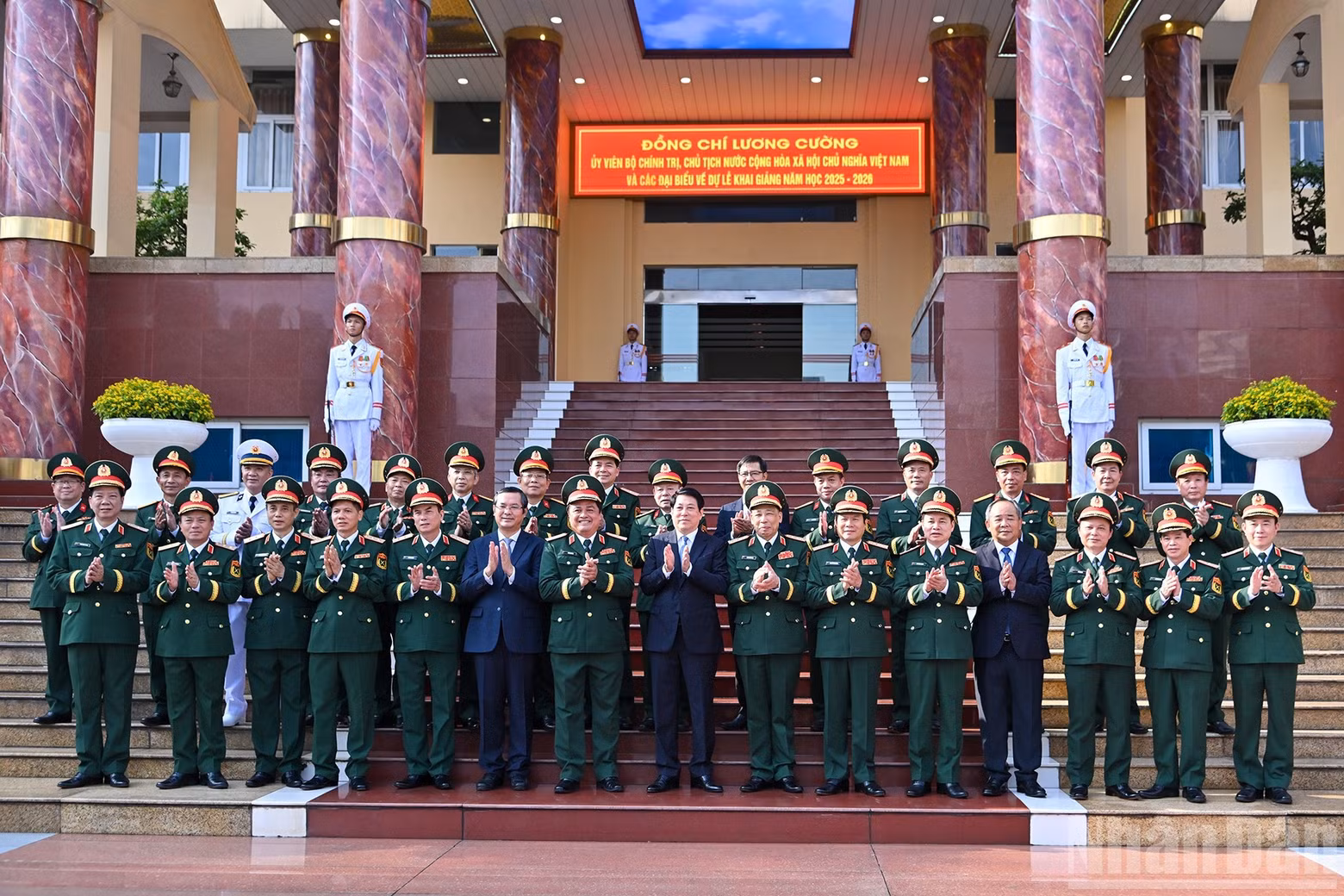 State President Luong Cuong with leaders of the Ministry of National Defence, the National Defence Academy and delegates at the opening ceremony.