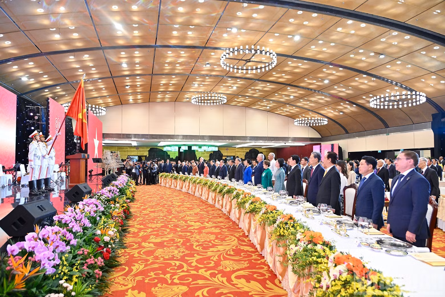 Party and State leaders, former Party and State leaders, and distinguished delegates performed the flag-saluting ceremony at the banquet.