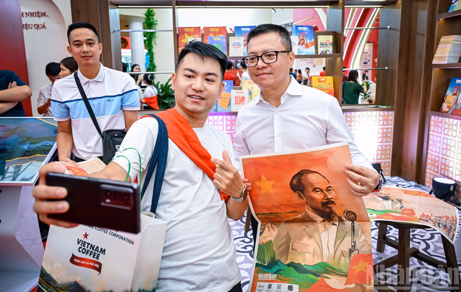 Young audiences were especially interested in the publication because readers could find many “digital gifts” that transported them back to the historic moment of September 2 eighty years ago. These included virtual reality experiences at Ba Dinh Square, a 3D model of the Independence Flag Tower in augmented reality (AR) allowing readers to “check in” with the tower anywhere, and the chance to listen to the Declaration of Independence both on Spotify and TikTok.