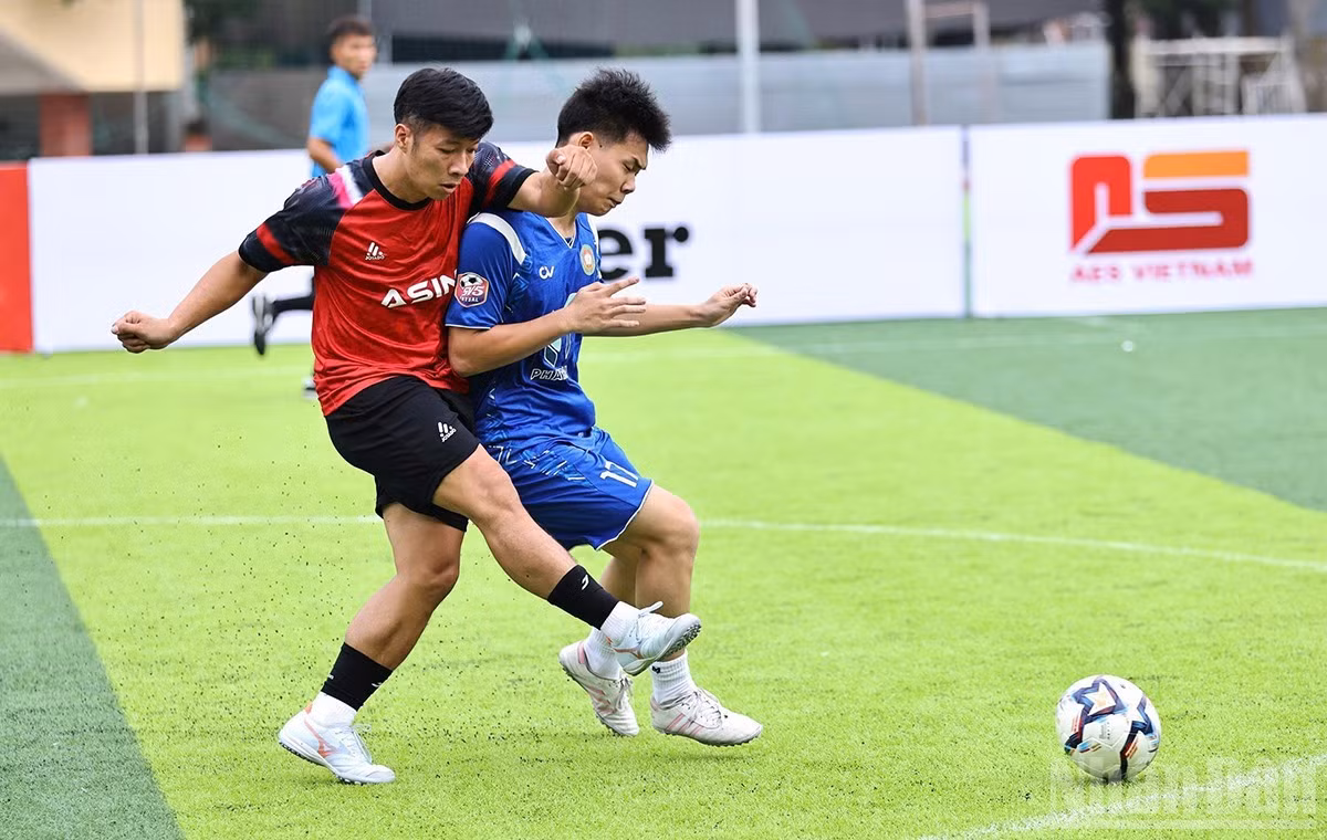 A match takes place immediately after the opening ceremony. (Photo: MINH DUC)