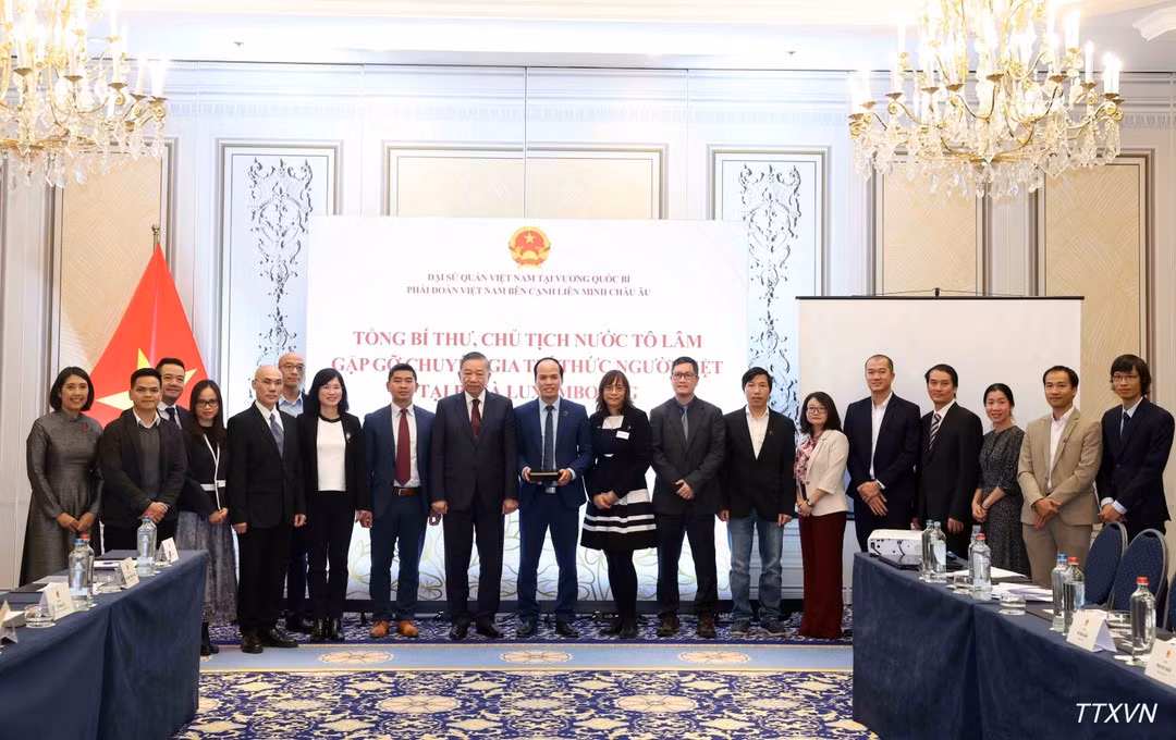 General Secretary of the Communist Party of Viet Nam Central Committee and President To Lam, Vietnamese experts and intellectuals at the meeting (Photo; VNA)