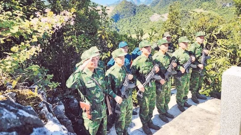 Officers and soldiers of Xuan Truong Border Guard Station patrol to protect the border.