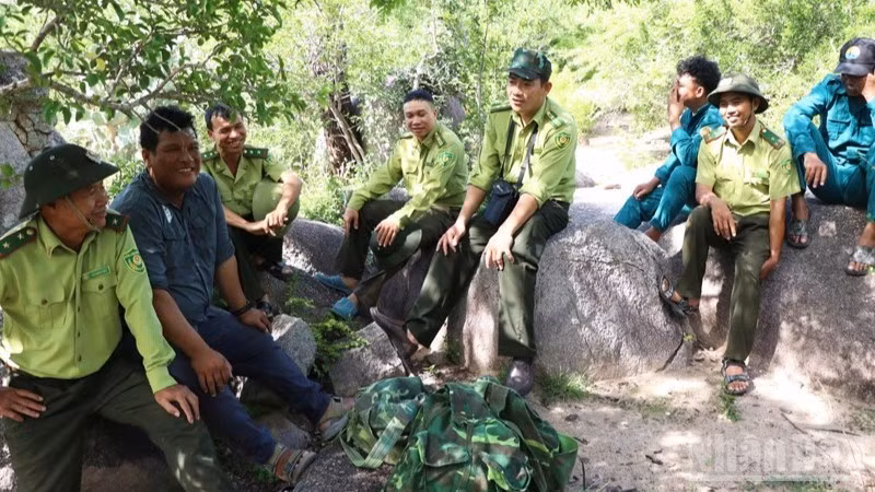 The patrol team takes a break in the forest to regain its strength before continuing the journey. (Photo: NGUYEN TRUNG)